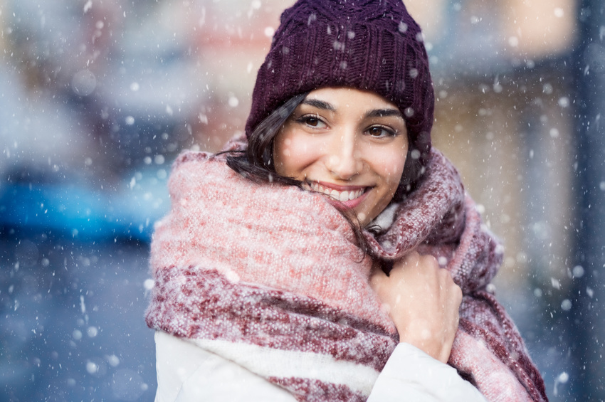 Abbildung einer Frau in Winterkleidung als Schutz vor trockener Haut im Winter
